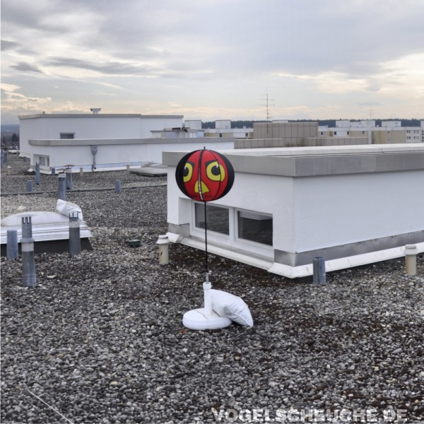 Vogelscheuchen TURBINE hält erfolgreich Raben vom Dach.