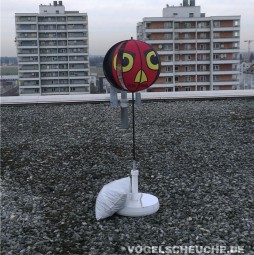 Vogelscheuchen TURBINE hält erfolgreich Raben vom Dach.