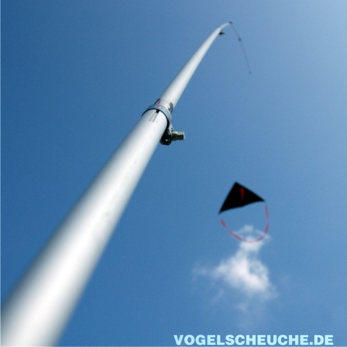 Der Drachen fliegt hoch am Himmel, angeleint an der ausgefahrenen Teleskoprute des XL Systems.